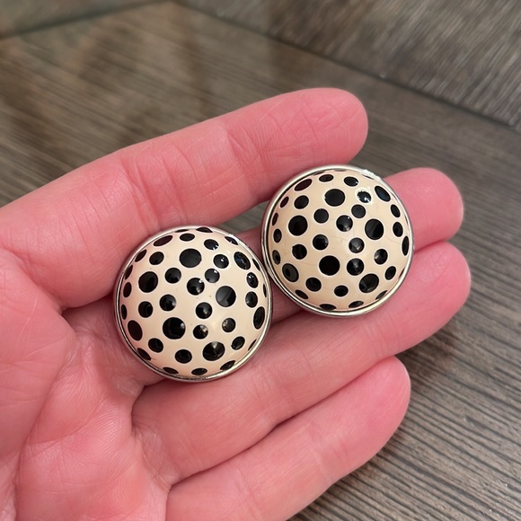 Vintage Edwin Pearl Polka Dot Round Dome Clip Earrings - Picture 8 of 12